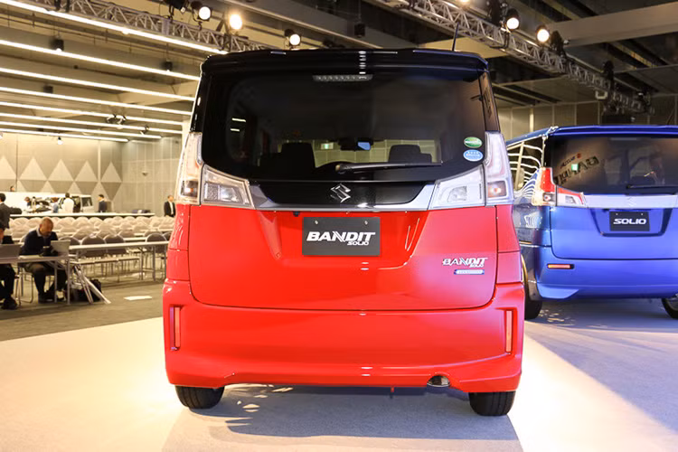 Bên cạnh đó, thiết kế phía sau xe còn có đôi đèn hậu được nâng cao sát kính sau được nối với nhau bởi khung viền bo dạng crôm. 