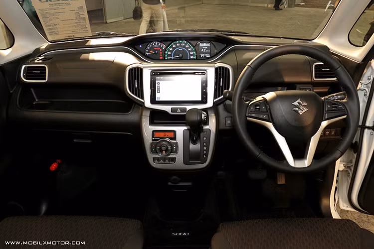 Nội thất Solio gồm vô-lăng 3 chấu đa chức năng, ghế màu xám, màn hình thông tin giải trí cỡ 7-inch, cụm đồng hồ đưa vào chính giữa.