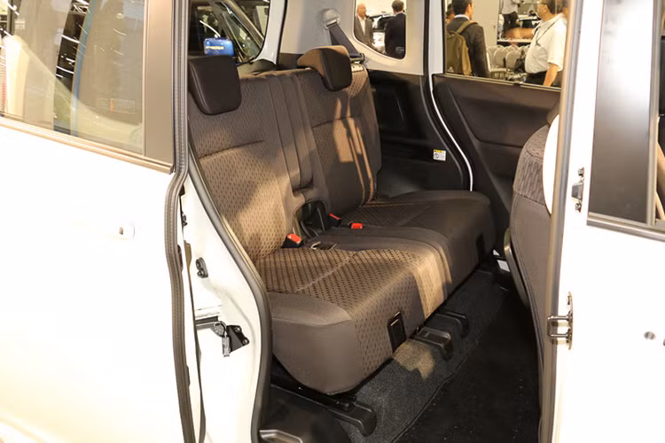 Thiết kế hai hàng ghế trước sau bọc nỉ theo kiểu cổ điển màu xám, ghế ngồi thiết kế vuông vắn cho đủ cho 4 người.