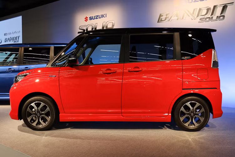 Solio 2016 hiện diện giống như một mẫu minivan hiện đại với kiểu dáng hình hộp. Xe có lưới tản nhiệt hình chữ nhật với 4 thanh chắn rộng.