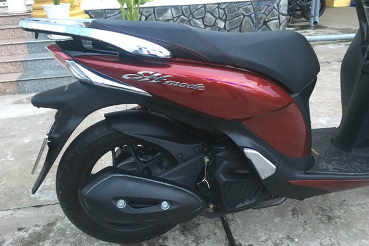 Anh Khanh cũng cho biết, từ khi anh mua được chiếc xe ga Honda biển số khủng đã có rất nhiều bạn bè và kể cả những người không quen đến nhà anh để được tận mắt chứng kiến và chiêm ngưỡng chiếc xe. Biển số 63B9-999.99 được xem là là biển đẹp nhất từ trước tới nay ở Tiền Giang, kể từ khi xe máy tại đây được đăng ký biển 5 số.