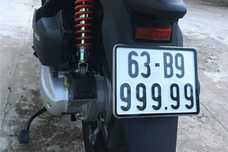 Anh Châu Văn Bình (43 tuổi, ngụ xã Tân Lý Tây, huyện Châu Thành, tỉnh Tiền Giang) cho biết: “Anh là thợ sửa xe máy từ hơn 20 năm nay, nhưng hôm nay được tận mắt nhìn thấy chiếc xe mang biển số siêu khủng như thế này. Có thể nói, đây là biển số có một không hai ở Tiền Giang. Tiền 1 tỷ đồng thì người ta có thể có, nhưng biển số xe có đến 6 số 9 như thế này thì ít ai có được”, anh Bình chia sẻ.