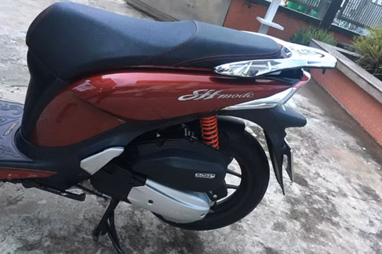 Anh Phương, một người chuyên mua bán xe máy cũ ở Tiền Giang cho biết, nếu là xe SH mode mới cùng loại này thì giá của nó chỉ dao động từ 61 đến 64 triệu đồng (chưa kể phí đăng ký và phí trước bạ). Còn xe đã qua sử dụng như chiếc xe này thì chỉ có giá trên dưới 50 triệu thôi - tuy nhiên đây lại là chiếc xe biển số "ngũ quý 9".