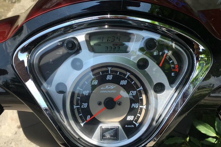 “Ngay sau khi hay tin một người vừa đăng ký chiếc xe tay ga có biển số siêu khủng, có tới 6 con số 9, tôi tức tốc mang theo tiền gặp chủ xe hỏi mua. Cũng có người đã trả giá đến 480 triệu nhưng không mua được xe. Nhưng khi tôi trả thêm hơn 20 triệu đồng nữa thì chủ xe đã gật đầu”, anh Khanh người mua lại chiếc SH Mode "biển khủng" cho biết.