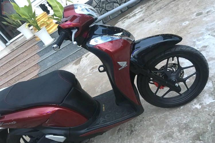 Theo chủ nhân chiếc xe, có những người chơi xe đã đến và trả mức giá hàng trăm triệu đồng nhưng anh không bán. Tuy nhiên, sau khi được một người chuyên sưu tầm xe "biển khủng" tại Tiền Giang trả giá cao hơn gấp nhiều lần, chủ xe Honda SH Mode biển khủng này đã bất ngờ đồng ý.