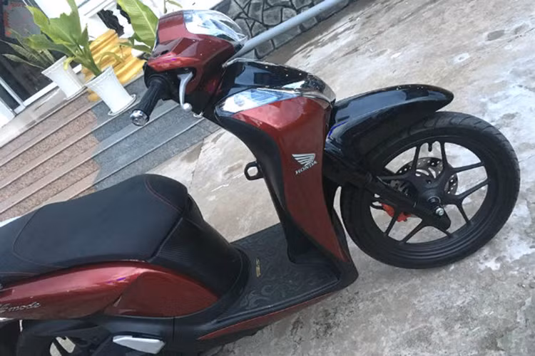 Theo chủ nhân chiếc xe, có những người chơi xe đã đến và trả mức giá hàng trăm triệu đồng nhưng anh không bán. Tuy nhiên, sau khi được một người chuyên sưu tầm xe "biển khủng" tại Tiền Giang trả giá cao hơn gấp nhiều lần, chủ xe Honda SH Mode biển khủng này đã bất ngờ đồng ý.