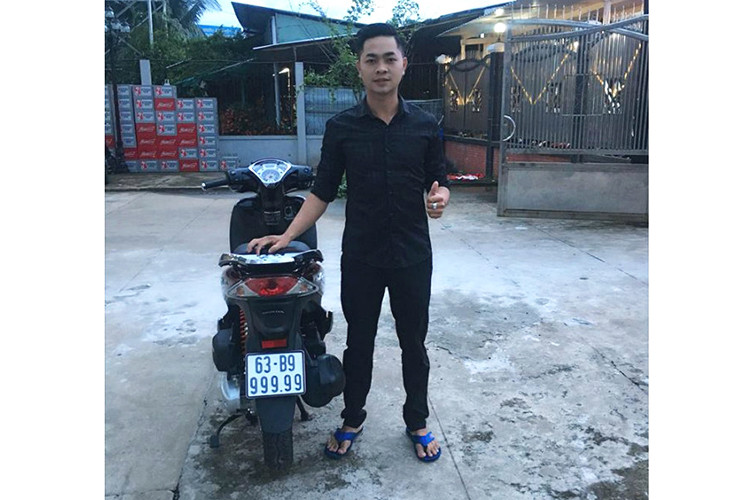 Một người trong giới chơi xe máy biển số đẹp cho biết, theo quan niệm của người Việt, số 9 (cửu) mang ý nghĩa trường thọ và may mắn. Ý nghĩa số 9 còn được hiểu là an lành, mọi điều thuận lợi và cuộc sống hạnh phúc. Ngoài ra, số 9 còn tượng trưng cho sự tròn đầy, viên mãn. Không những vậy, khi số 9 được lặp lại tới 5 lần (ngũ quý) số gánh (có hai cặp số giống nhau đối xứng trên biển) thì chúng thường có giá trị rất lớn.