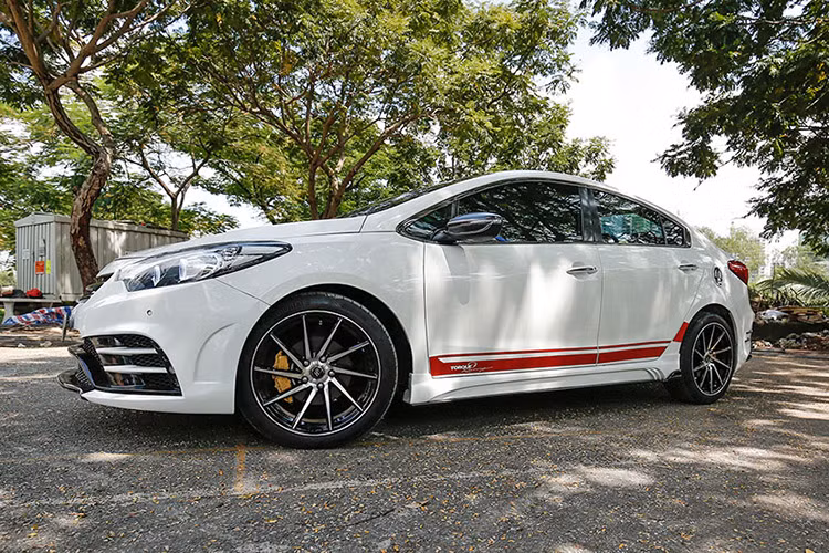 Với chi phí độ khoảng 90 triệu đồng, chiếc xe sedan hạng C đến từ thương hiệu Kia, Hàn Quốc đã có diện mạo vô cùng hầm hố và thu hút nhiều sự tò mò của giới mê xe tại Việt Nam.