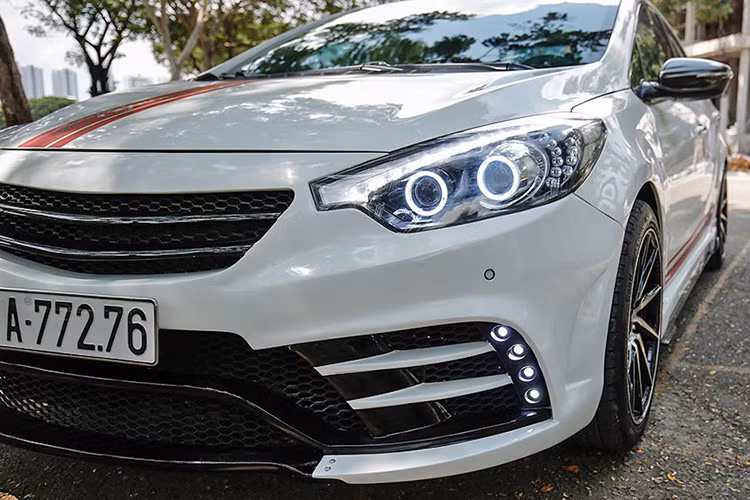 Nổi bật ở phía chính diện là phần cản trước dữ dằn mới. Lưới tản nhiệt phía trên của xe cũng được thay đổi và được sơn lên một lớp màu đen khoẻ khoắn. Cụm đèn chiếu sáng chính bao gồm 4 projector đi cùng đèn ban ngày dạng mắt thiên thần (angel eyes) tạo thêm điểm nhấn.