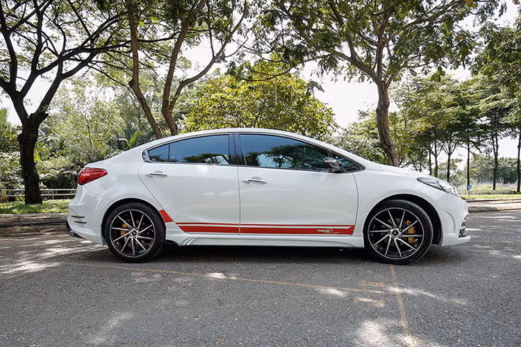 Ngoài các chi tiết độ trước sau và tô diểm thân xe - bộ vành mới của chiếc sedan Kia K3 độ là loại nhiều nan nhỏ có kích thước 18 inch đến từ thương hiệu Vossen nổi tiếng, được tạo hình dạng cánh quạt như đang chuyển động.