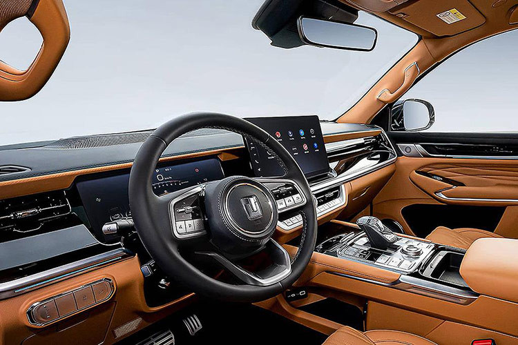 Bên trong khoang lái của Tank 500 sử dụng diện tích lớn ốp da và ốp vân gỗ để tăng cảm giác sang trọng, đồng hồ được gắn ở khu vực cửa gió điều hòa và được kết hợp khéo léo với các nút bấm vật lý ở khu vực điều khiển điều hòa. Cần số pha lê sáng rất cao cấp, xung quanh có các khu vực điều khiển vận hành sưởi ghế trước và hệ thống dẫn động bốn bánh.