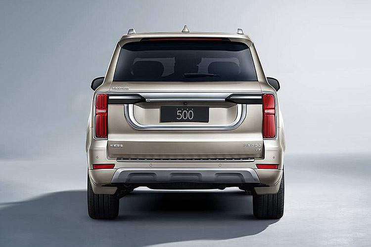 Về thiết kế, Tank 500 2024 mới gần như không có sự tương đồng với "đàn em" Tank 300. Ngoại hình của Tank 300 mang đặc trưng của dòng xe Jeep còn Tank 500 có nhiều điểm giống với dòng xe Toyota Land Cruiser. ngoại thất của xe được hình thành bởi các chi tiết như: Hệ thống đèn LED toàn phần, đầu và đuôi xe có nhiều chi tiết làm từ crom, mâm 20 inch, bậc bước chân điện tự động, bánh dự phòng gắn phía sau... 