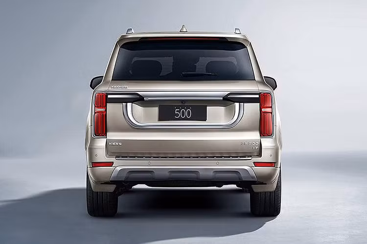 Về thiết kế, Tank 500 2024 mới gần như không có sự tương đồng với "đàn em" Tank 300. Ngoại hình của Tank 300 mang đặc trưng của dòng xe Jeep còn Tank 500 có nhiều điểm giống với dòng xe Toyota Land Cruiser. ngoại thất của xe được hình thành bởi các chi tiết như: Hệ thống đèn LED toàn phần, đầu và đuôi xe có nhiều chi tiết làm từ crom, mâm 20 inch, bậc bước chân điện tự động, bánh dự phòng gắn phía sau... 