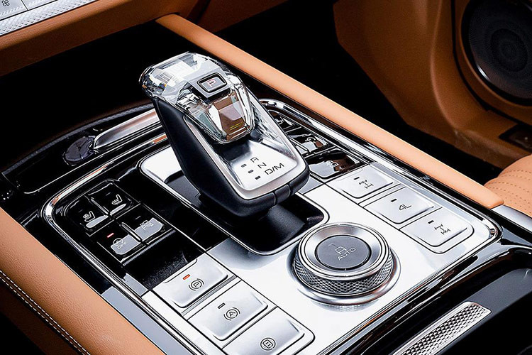 Về ghế ngồi, xe bố trí 5 chỗ 2+3, toàn bộ ghế được làm bằng da Nappa có chức năng thông gió, sưởi ấm, massage, massage vật lý mô phỏng bàn tay con người có 3 mức cường độ massage và 8 cấp độ. các chế độ massage. Ngoài ra, cửa hút điện có chức năng phá băng, bậc lên xuống chỉnh điện đa chế độ chống kẹp, tựa đầu hàng không phía sau có thể lật 45 độ…