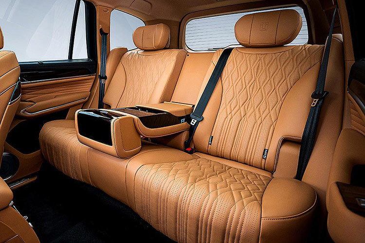 Xe có 4 màn hình liên kết bao gồm cụm đồng hồ LCD kỹ thuật số đủ màu 12,3 inch, màn hình điều khiển trung tâm nổi 14,6 inch, màn hình tựa tay phía sau 7 inch và màn hình HUD hỗ trợ chức năng tương tác bằng giọng nói. Điều khiển từ xa hỗ trợ các chức năng như khởi động, dừng, mở khóa, đóng cửa, tìm xe, có thể bật điều hòa hoặc làm nóng xe trước.