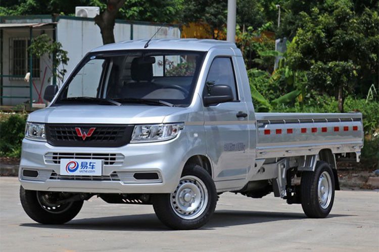 Trước đây, tập đoàn xe hơi GM đình đám của Mỹ thường sản xuất những mẫu xe bán tải cỡ trung và cỡ lớn. Điều này đã thay đổi khi liên doanh của GM với đối tác là hãng SAIC tại Trung Quốc tung ra mẫu xe bán tải Rong Guang cỡ nhỏ, mang phong cách xe tải "hạng nhẹ" khá lạ lẫm.