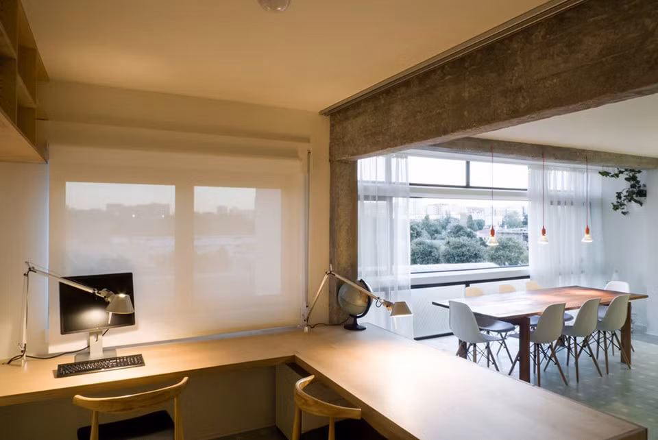 Không gian được thiết kế cho hai người làm việc thoải mái.