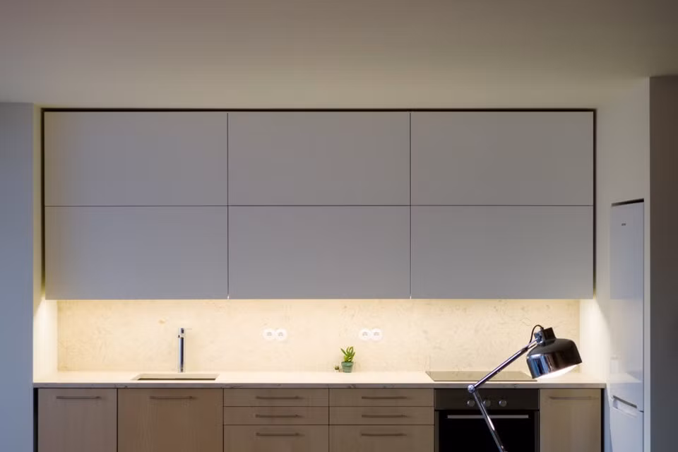 Bếp được thiết kế tối giản với đầy đủ tiện nghi.