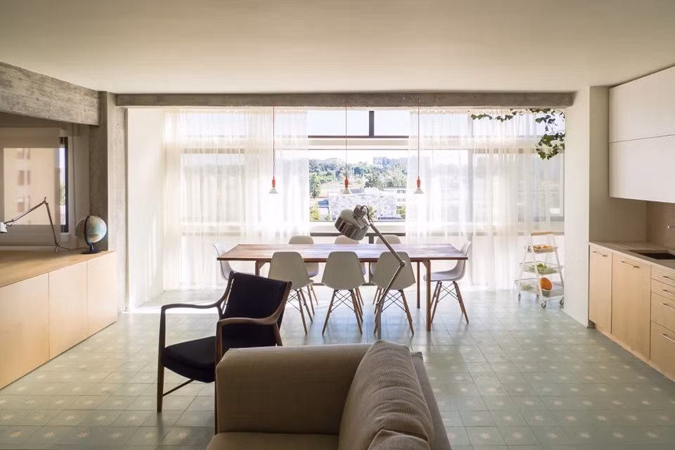 Không gian sinh hoạt chính rất rộng và thoáng nhưng vẫn có sự tách biệt giữa phòng khách, phòng bếp và phòng làm việc. 