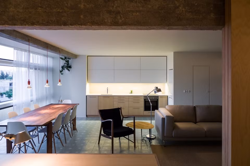 Từ phòng làm việc nhìn thẳng ra sẽ là bếp cùng chiếc bàn ăn dài phục vụ 8 người cùng lúc.