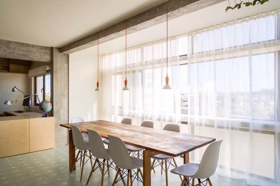 Không gian này sở hữu cửa sổ lớn giúp lấy ánh sáng tự nhiên rất tốt.