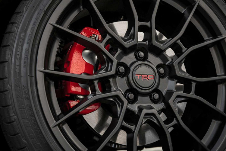 Bên sườn của mẫu xe này xuất hiện bộ vành hợp kim TRD màu đen với đường kính 19 inch dạng đa chấu kép. Tương tự bộ vành này, lưới tản nhiệt, cánh gió đuôi, nóc và bộ khuếch tán của Toyota Camry TRD 2020 cũng được sơn màu đen làm điểm nhấn.
