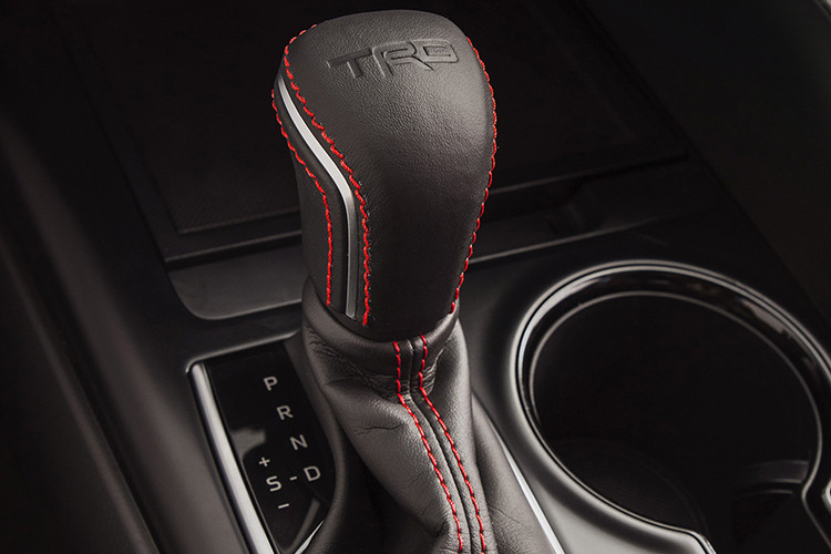 Đặc biệt, Toyota Camry TRD 2020 mới sẽ có thêm lò xo và thanh cân bằng chắc chắn hơn. Điều này giúp tăng 44% khả năng chống lật ở phía trước và 67% ở đằng sau. Nằm bên dưới nắp capô của Toyota Camry TRD 2020 là động cơ xăng V6, dung tích 3,5 lít.