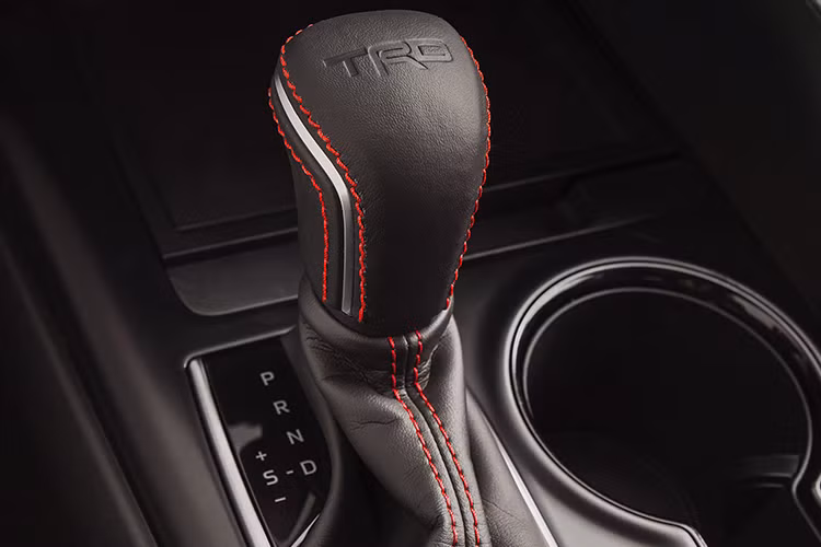 Đặc biệt, Toyota Camry TRD 2020 mới sẽ có thêm lò xo và thanh cân bằng chắc chắn hơn. Điều này giúp tăng 44% khả năng chống lật ở phía trước và 67% ở đằng sau. Nằm bên dưới nắp capô của Toyota Camry TRD 2020 là động cơ xăng V6, dung tích 3,5 lít.