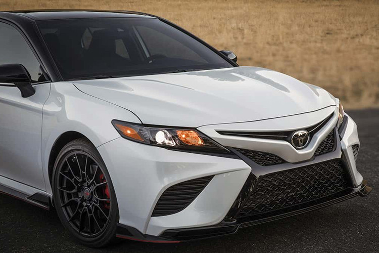 Gói phụ kiện TRD này bao gồm bộ chẻ khí trước, thanh ba-bô-lê bên sườn, bộ khuếch tán sau cũng như cánh gió đuôi. Ngoài ra, vẻ thể thao của Toyota Camry TRD 2020 còn được thể hiện qua những chi tiết ngoại thất màu đỏ như cùm phanh hay logo TRD.