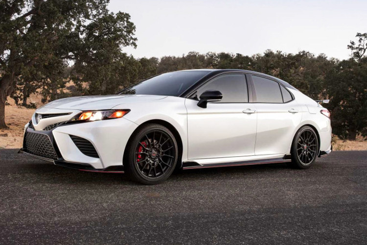 So với bản thường, mẫu sedan Toyota Camry TRD 2020 sẽ sở hữu thiết kế thể thao và hầm hố hơn. Có được điều đó là nhờ gói phụ kiện do bộ phận Toyota Racing Development (TRD) phát triển dành cho Camry.