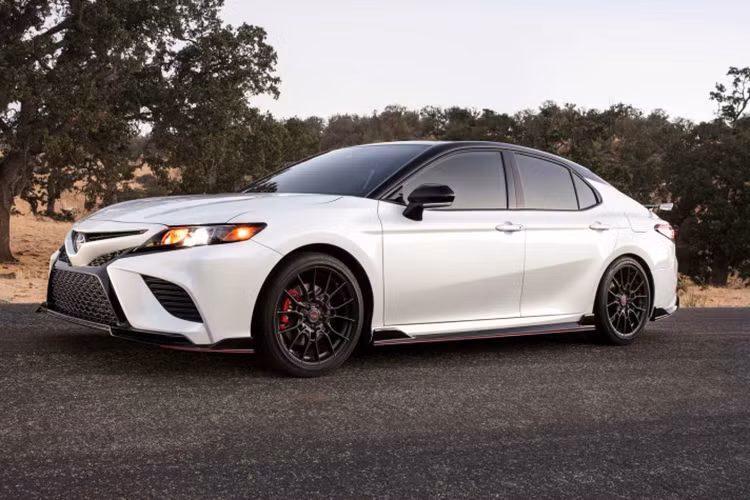 So với bản thường, mẫu sedan Toyota Camry TRD 2020 sẽ sở hữu thiết kế thể thao và hầm hố hơn. Có được điều đó là nhờ gói phụ kiện do bộ phận Toyota Racing Development (TRD) phát triển dành cho Camry.