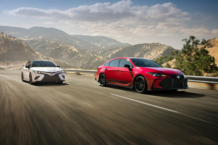 Giá xe Toyota Camry TRD 2020 khởi điểm từ 31.995 USD (khoảng 742 triệu đồng), bao gồm cả 955 USD chi phsi vận chuyển và giao xe. Xe sẽ bắt đầu được tung ra thị trường Mỹ vào mùa thu năm nay cùng người anh em Toyota Avalon TRD 2020. Hiện hãng Toyota vẫn chưa công bố số lượng xuất xưởng của Camry TRD mới.