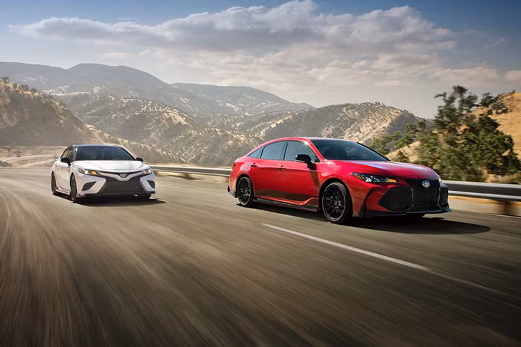 Giá xe Toyota Camry TRD 2020 khởi điểm từ 31.995 USD (khoảng 742 triệu đồng), bao gồm cả 955 USD chi phsi vận chuyển và giao xe. Xe sẽ bắt đầu được tung ra thị trường Mỹ vào mùa thu năm nay cùng người anh em Toyota Avalon TRD 2020. Hiện hãng Toyota vẫn chưa công bố số lượng xuất xưởng của Camry TRD mới.