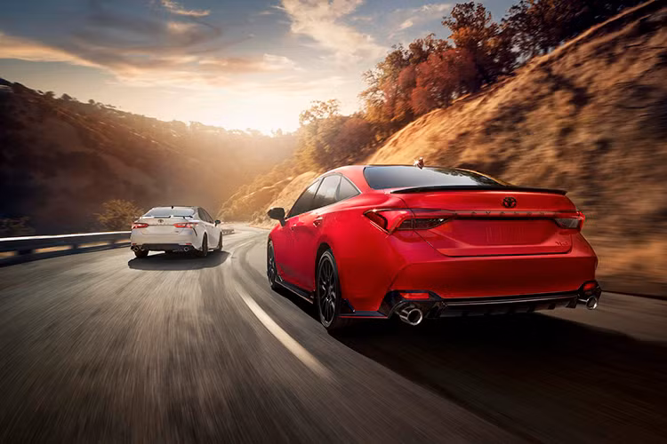 Khối động cơ của xe cho công suất tối đa 301 mã lực tại tua máy 6.600 vòng/phút và mô-men xoắn cực đại 362 Nm tại tua máy 4.700 vòng/phút như bản thường. Bù lại, với hệ thống xả mới, động cơ sẽ mang đến âm thanh ấn tượng hơn. Động cơ kết hợp với hộp số tự động 8 cấp.