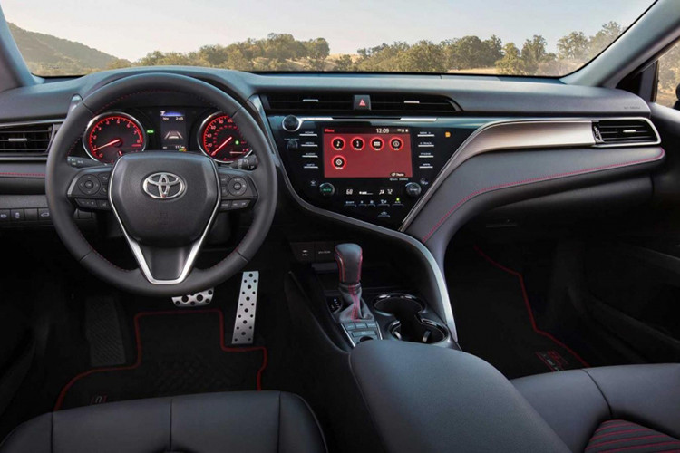 Bên trong Toyota Camry TRD 2020 có nhiều chi tiết màu đỏ tương tự ngoại thất. Từ logo TRD thêu trên tựa đầu ghế, dây đai an toàn, chỉ khâu cần số và mặt táp-lô đến viền thảm sàn TRD, tất cả đều có màu đỏ tương phản. Đáng tiếc là nội thất của mẫu xe này lại được bọc da tổng hợp.