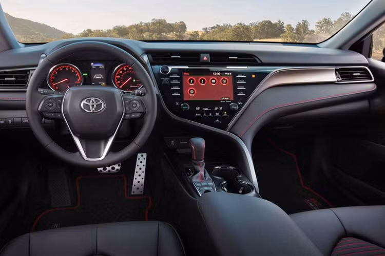 Bên trong Toyota Camry TRD 2020 có nhiều chi tiết màu đỏ tương tự ngoại thất. Từ logo TRD thêu trên tựa đầu ghế, dây đai an toàn, chỉ khâu cần số và mặt táp-lô đến viền thảm sàn TRD, tất cả đều có màu đỏ tương phản. Đáng tiếc là nội thất của mẫu xe này lại được bọc da tổng hợp.
