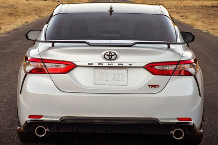 Toyota Camry TRD 2020 nhờ sở hữu bộ body kit thể thao nên có thể thấy nó "ngầu" hơn bản thường. Ngoài ra, phần nắp ca-pô sau được trang trí thêm một cánh lướt gió mang đến sự hầm hố, thể thao hơn cho xe.