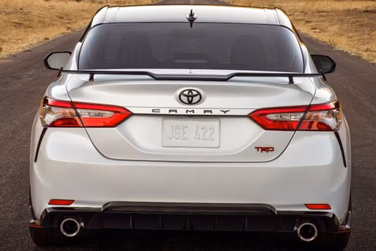 Toyota Camry TRD 2020 nhờ sở hữu bộ body kit thể thao nên có thể thấy nó "ngầu" hơn bản thường. Ngoài ra, phần nắp ca-pô sau được trang trí thêm một cánh lướt gió mang đến sự hầm hố, thể thao hơn cho xe.