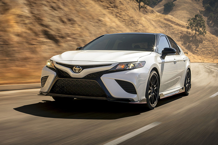 Tại triển lãm Ô tô Los Angeles 2018 diễn ra vào tháng 11 năm ngoái, hãng Toyota đã chính thức giới thiệu mẫu xe Camry TRD 2020 với khách hàng Mỹ. Mãi đến nay sau gần 1 năm, Toyota Camry TRD 2020 mới chính thức được báo giá ở thị trường Mỹ.