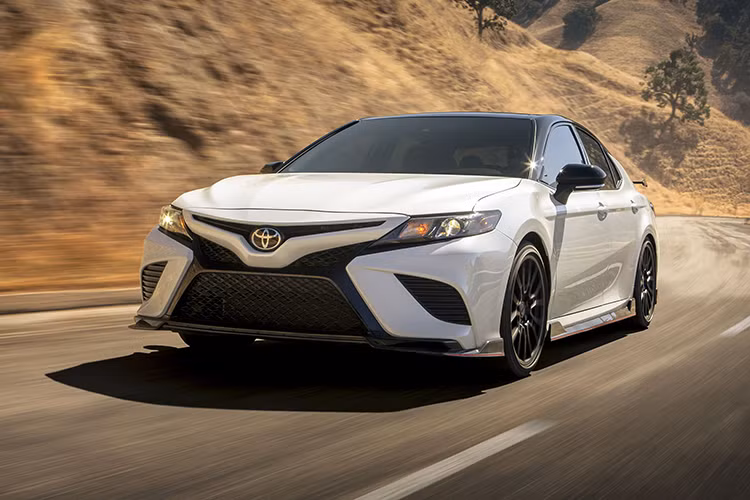 Tại triển lãm Ô tô Los Angeles 2018 diễn ra vào tháng 11 năm ngoái, hãng Toyota đã chính thức giới thiệu mẫu xe Camry TRD 2020 với khách hàng Mỹ. Mãi đến nay sau gần 1 năm, Toyota Camry TRD 2020 mới chính thức được báo giá ở thị trường Mỹ.