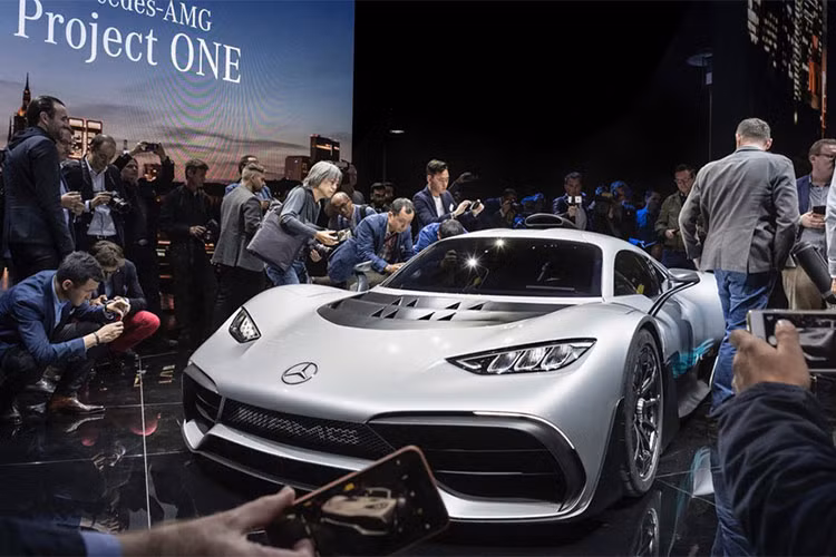 Mặc dù Mercedes-AMG Project One chính thức được giới thiệu cách đây vài tháng nhưng nhiều thông số của xe vẫn được giữ kín. Chỉ biết rằng đây là mẫu xe lai sử dụng kết hợp động cơ tăng áp V6 dung tích 1,6 lít với bốn môtơ điện đạt công suất tổng cộng 1.000 mã lực.