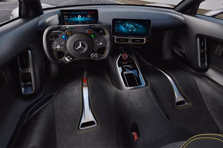 Mercedes-AMG Project One mới có khả năng tăng tốc 0-200 km/h trong chưa đầy 6 giây trước khi đạt vận tốc tối trên 350 km/h. Xe sử dụng hộp số tay 8 cấp tự động hoàn toàn mới được phát triển riêng. Thân xe được làm bằng sợi carbon nguyên tấm, riêng hệ thống dây điện dài tới 25 km.