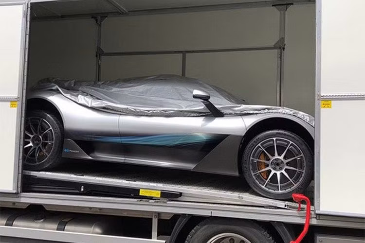 Nhìn vào loạt ảnh mới, có thể thấy Project One cao hơn nguyên mẫu lộ diện năm ngoái. Motor1 nhận định đây có thể là hệ thống treo phụ trợ được sử dụng để bảo vệ xe trong quá trình vận chuyển, còn chiều cao của xe vẫn giữ nguyên như cũ. Mercedes muốn quá trình vận chuyển diễn ra thuận lợi, không sai sót, nếu không đó sẽ là thảm họa thực sự.