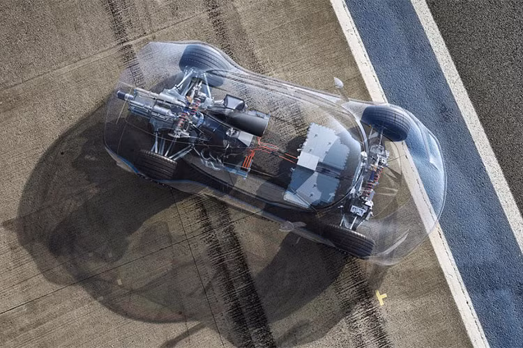 Mercedes-AMG Project One là mẫu siêu xe thương mại đầu tiên trên thế giới sử dụng hệ thống truyền động của xe đua F1. Bản thử nghiệm ra mắt năm ngoái gồm hai động cơ hybrid đang sử dụng trên chiếc F1 W08, chính là động cơ V6, 1,6 lít tăng áp và 4 động cơ điện.