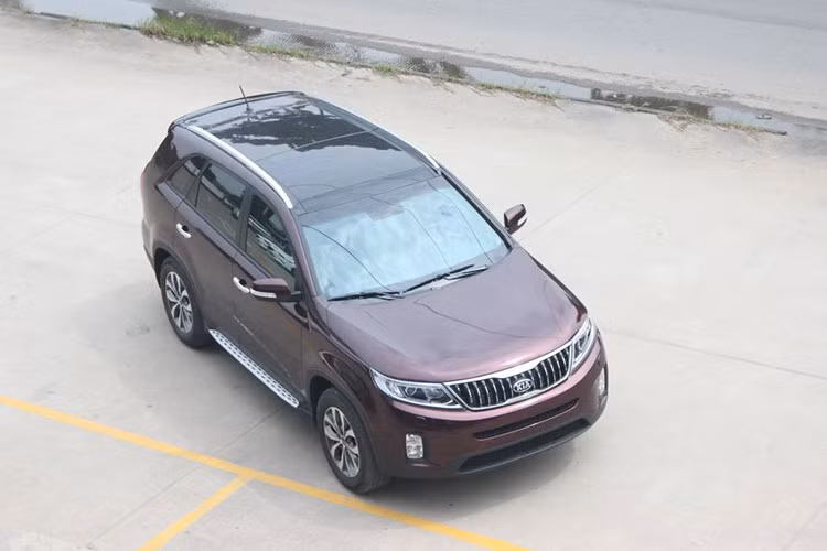 Về mặt ngoại hình, có thể nhận ra phiên bản Kia Sorento nâng cấp mới không thay đổi nhiều. Xe có thiết kế lưới tản nhiệt nổi bật hơn với các thanh nan nằm dọc, mạ chrome khá bắt mắt. Bên cạnh đó xe có thiết kế kiểu mâm đúc mới có kích thước 18 inch, đi cùng lốp Continental 235/60R18. Ngoài ra xe cũng có sẵn bệ bước và ba ga mui.