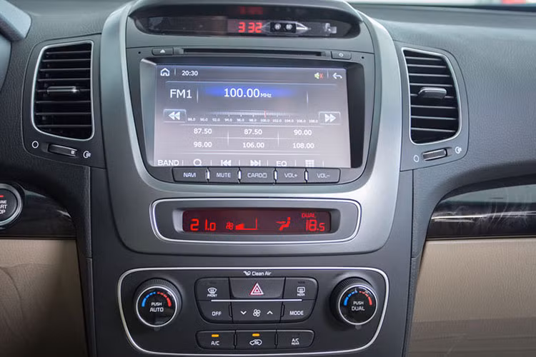 Trang bị an toàn cho xe bao gồm; chống bó cứng phanh - ABS, hệ thống phân phối lực phanh điện tử - EBD, hệ thống hỗ trợ phanh khẩn cấp - BA và hệ thống cân bằng điện tử Esp. Ngoài ra, 2 phiên bản cao cấp sẽ còn được trang bị hẹ thống an toàn 6 túi khí, trong khi phiên bản GAT, con số này chỉ là 2. Ngoài ra, Camera lùi còn là trang bị tiêu chuẩn.