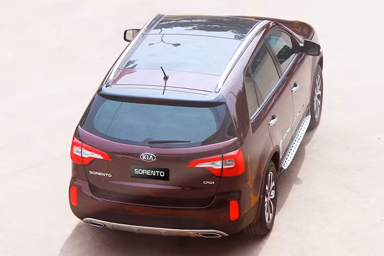 Mẫu xe 7 chỗ Kia Sorento nâng cấp mới tại Việt Nam vẫn giữ nguyên kích thước (dài x rộng x cao) tương ứng là 4.685 x 1.885 x 1.700 mm. Vóc dáng xe khá to so với các mẫu Crossover 5 chỗ khác, tương đương người anh em Hyundai SantaFe. Do vậy xe phù hợp với đối tượng khách hàng sử dụng cho mục đích phục vụ gia đình với 3 hàng ghế rộng rãi.