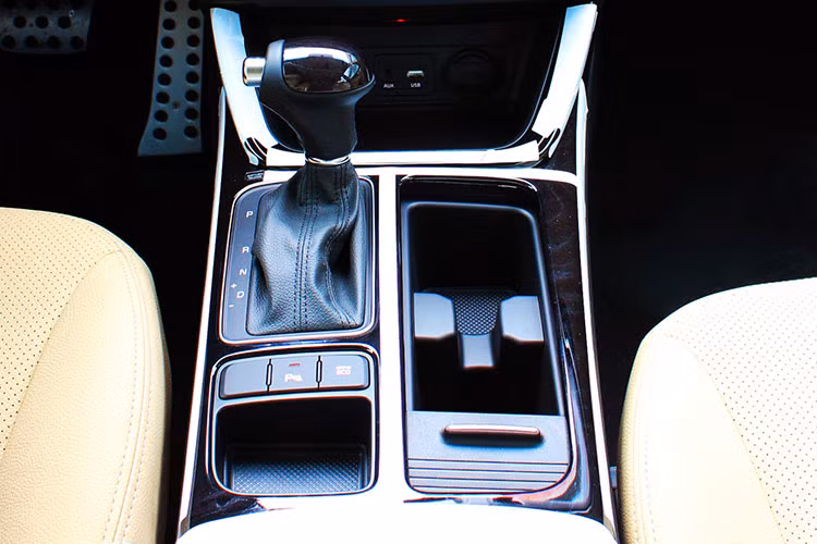 Trong khi đó động cơ xăng dung tích 2.4L mang tên Theta II. Khối động cơ này sản sinh ra công suất tối đa 174 mã lực tại vòng tua máy 6.000 vòng/phút cùng moment xoắn cực đại 227 Nm tại 3.750 vòng/phút, phiên bản này cũng sử dụng hộp số tự động 6 cấp như phiên bản động cơ diesel.