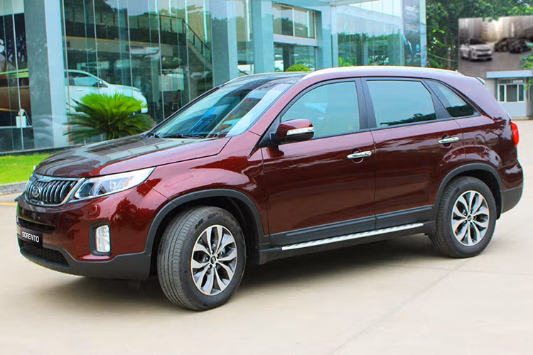 Đèn hậu của và đèn báo rẽ tích hợp trên gương dạng led. Thân xe với thiết kế mang đậm phong cách của mẫu SUV năng động, thể thao với phần ốp bánh xe màu đen chay vòng quanh thân xe, kết hợp với các chi tiết mới nâng cấp giúp cho chiếc xe nổi bật và sang trọng khi di chuyển.