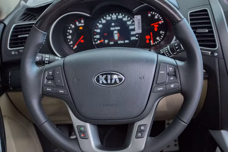 Sau vô-lăng, ghế lái của Kia Sorento bản nâng cấp 2017 được ưu ái điều chỉnh 10 hướng, thêm chức năng nhớ 2 vị trí hữu dụng. Ghế phụ ở phiên bản mới cũng được bổ sung tính năng chỉnh điện. Màn hình cảm ứng 7 inch công nghệ TFT có thể nghe radio, xem DVD, GPS, phần mềm bản đồ dẫn đường tại Việt Nam, thoại rảnh tay kết nối qua Bluetooth và hiển thị hình ảnh từ camera hỗ trợ lùi xe...